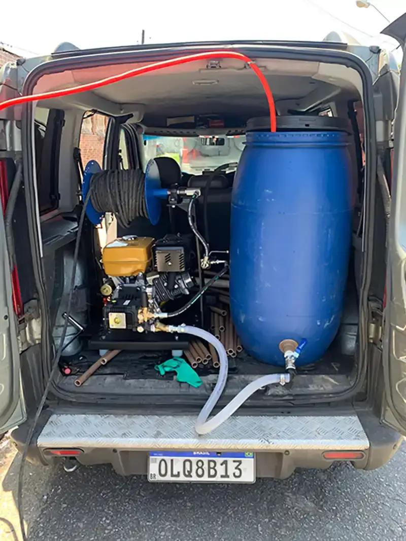 Van equipada com maquinário profissional de desentupimento e desentupimento