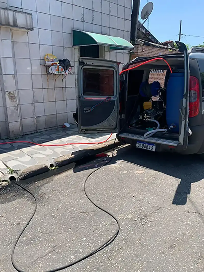 Van da Adrimar com equipamento em atendimento externo