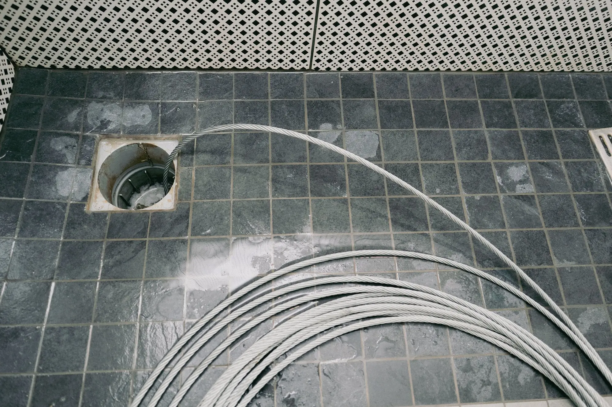 Vazamento em cano sob laje de concreto identificado pela equipe